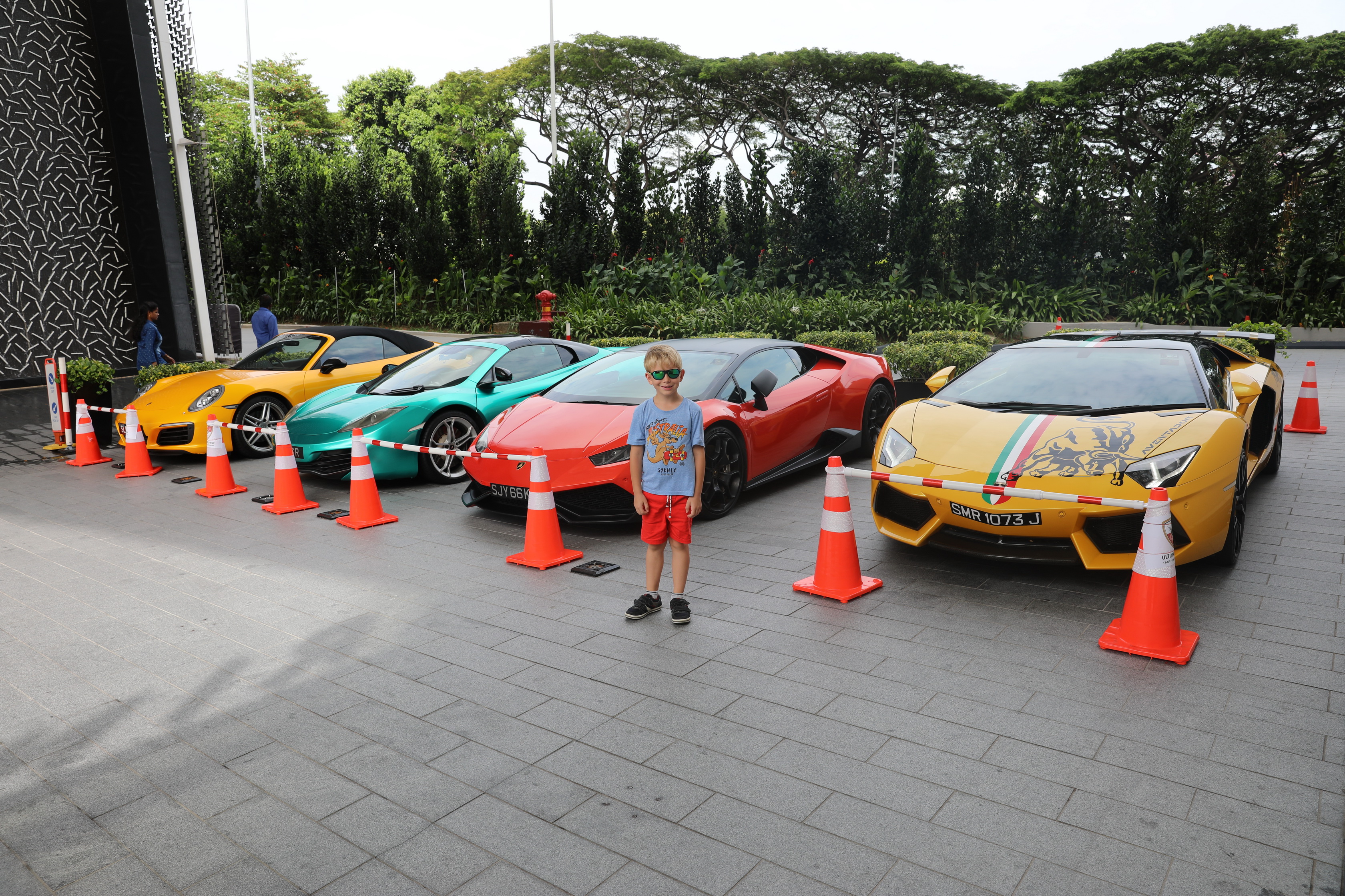 Ein paar schnelle Flitzer vor dem Marina Bay Sands